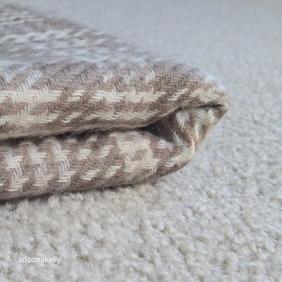 NWOT Cashmere Houndstooth Square Scarf Tan White Large - Picture 13 of 14